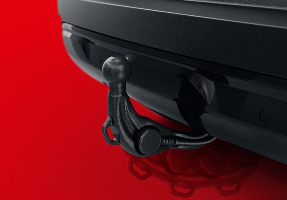 Schwenkbare Anhängerkupplung vor rotem Hintergrund ausgeklappt